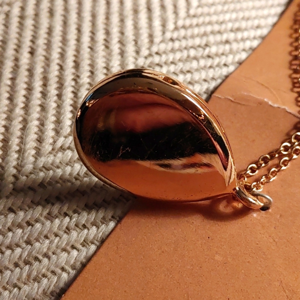 Diffuser Necklace for Essential Oils - Picture 3 of 4